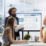 Externalizare payroll multi-entitate: cum consolidezi salarizarea pentru mai multe CUI-uri