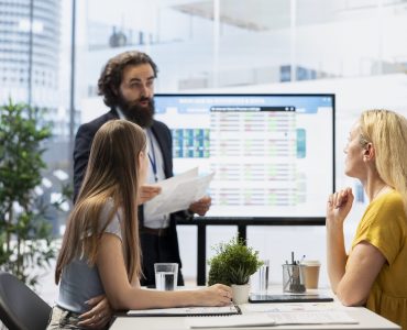 Externalizare payroll multi-entitate: cum consolidezi salarizarea pentru mai multe CUI-uri